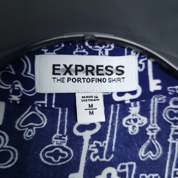 EXPRESS Portofino V-neck Shirt With Allover Key Print MEDIUM - Picture 2 of 12